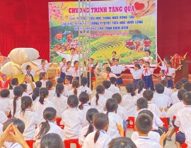 Anh-5-Chuong-trinh-tang-qua-cua-truong-tieu-hoc-song-ngu-Vung-Tau-cho-HS-va-truong-PTDTBT-tieu-hoc-Huoi-Leng.jpg