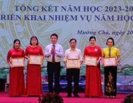 anh-6-D-c-Le-Quang-Vinh-pho-Giam-doc-SGDDT-trao-giay-khen-cua-So-GD-DT-cho-cac-ca-nhan.jpg