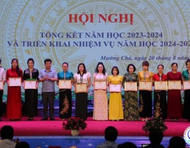 anh-7-D-c-Nguyen-Quang-Hop-pho-Chu-tich-UBND-trao-giay-khen-cua-UBND-huyen-cho-cac-tap-the-nha-truong.jpg