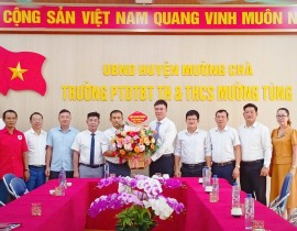 Anh-1-D-c-Bi-thu-Tran-Cao-Cuong-tham-va-tang-hoa-truong-PTDTBT-TH-THCS-Muong-Tung-nhan-dip-khai-giang-nam-hoc-2024-2025.jpg