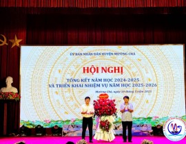 P-Bi-thu-TT-Huyen-uy-tang-hoa-chuc-mung-tai-Hoi-nghi-tong-ket-nam-hoc-2024-2025.jpg
